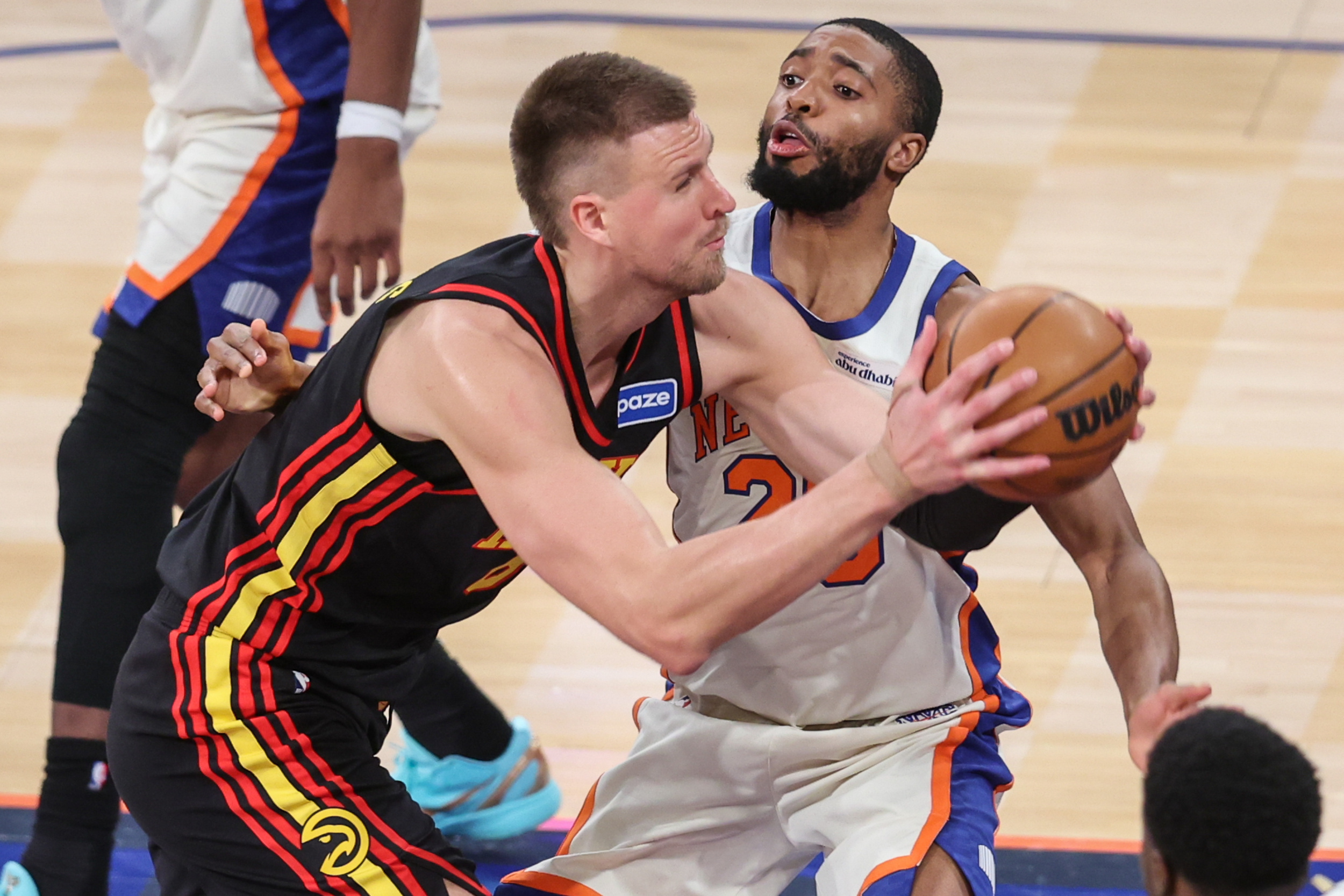 Hawks trade Porzingis to Warriors for Kuminga and Hield<br><br>