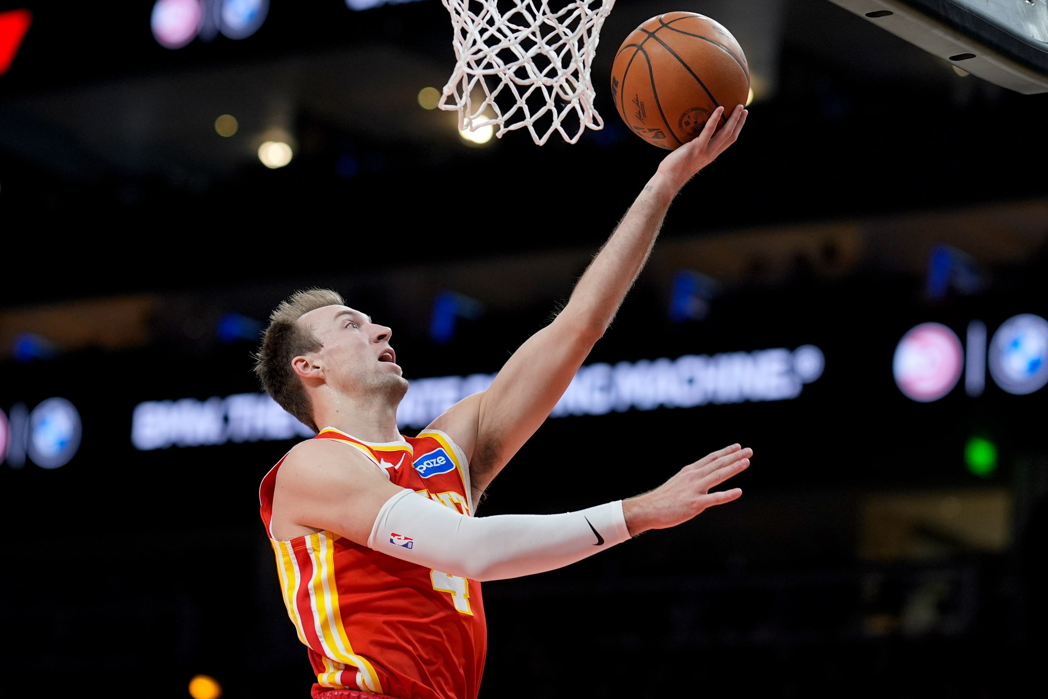 Lakers acquire 3-point shooter Kennard from busy Hawks for point guard Vincent, AP source says<br>