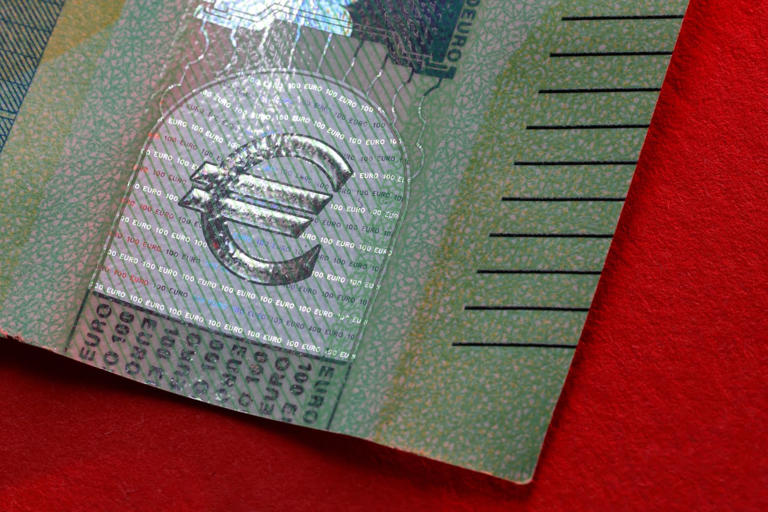 The euro keeps rising. The US is helping.