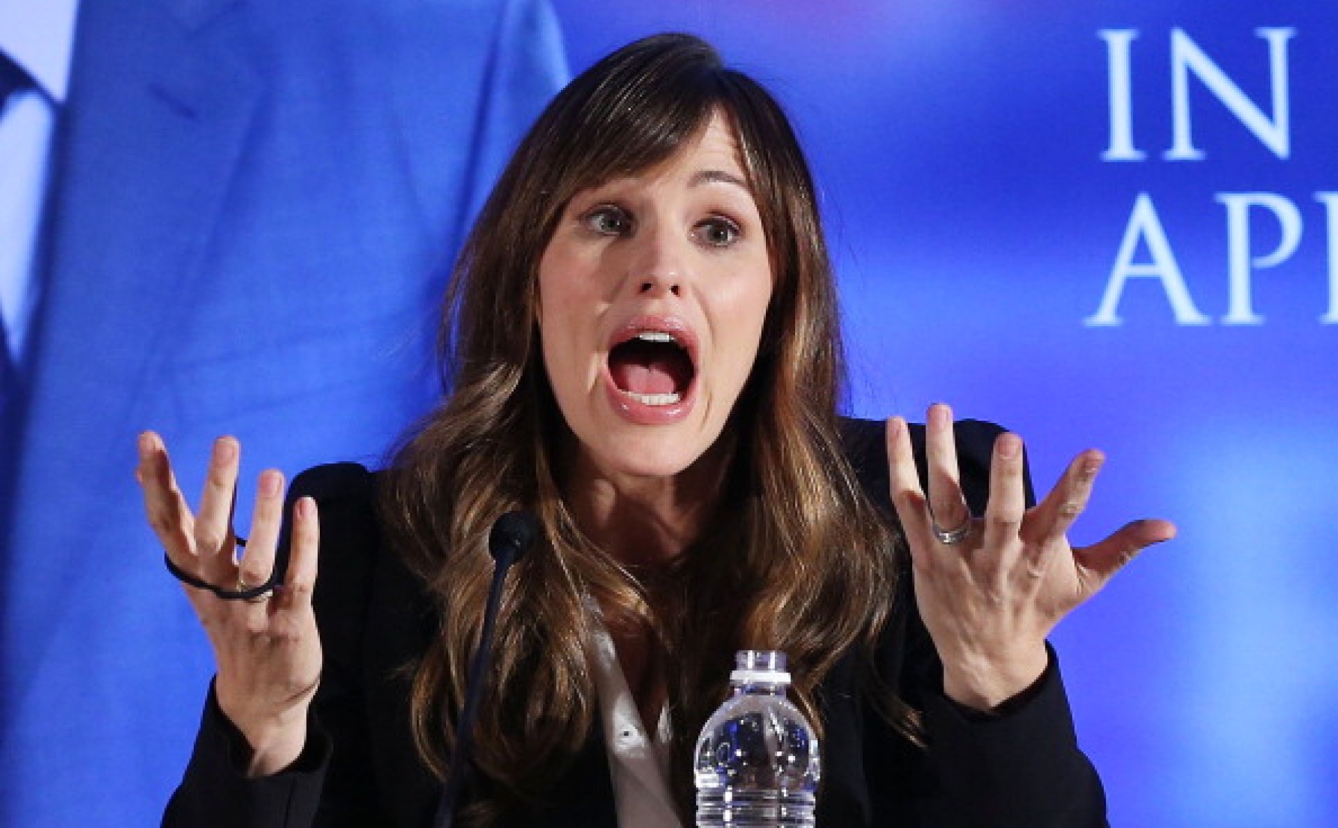 Jennifer Garner reveals she 'bit a chunk' out of her costar's ear(02)