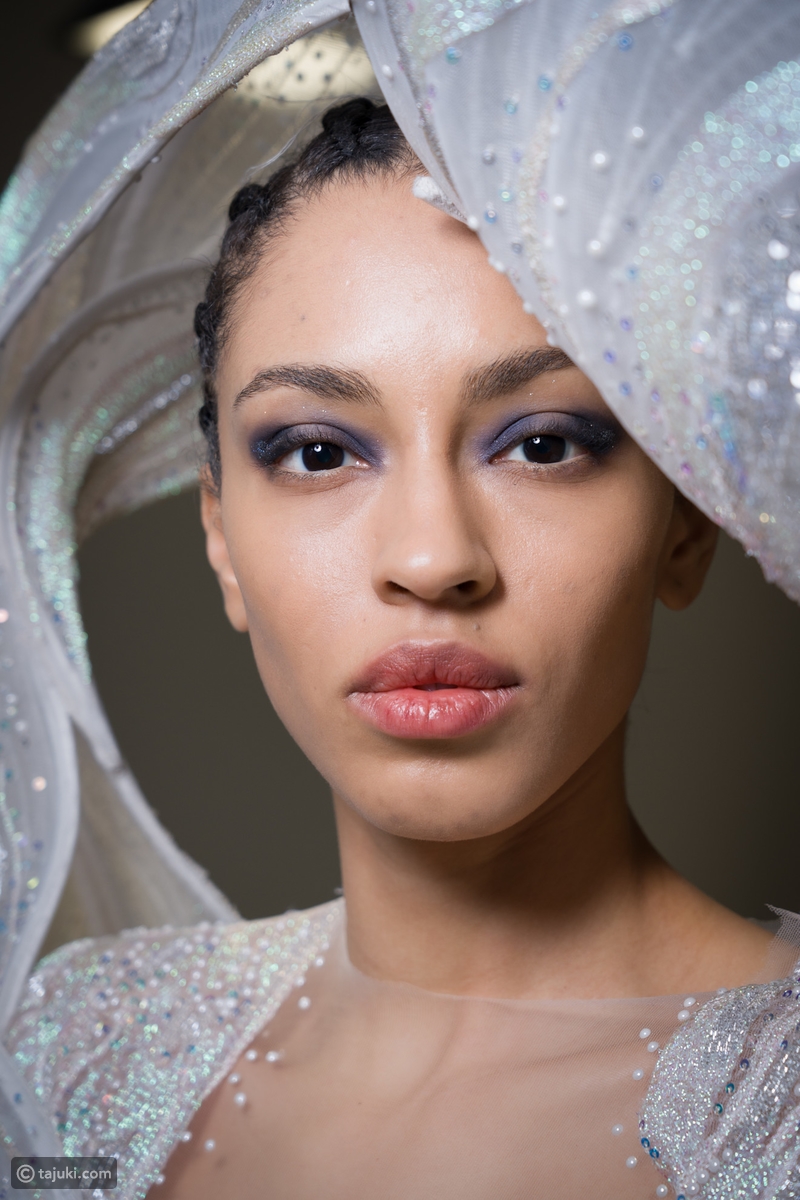 ظلال عيون بنفسجي من دار Rahul Mishra مع شابوه كبير فوق الرأس