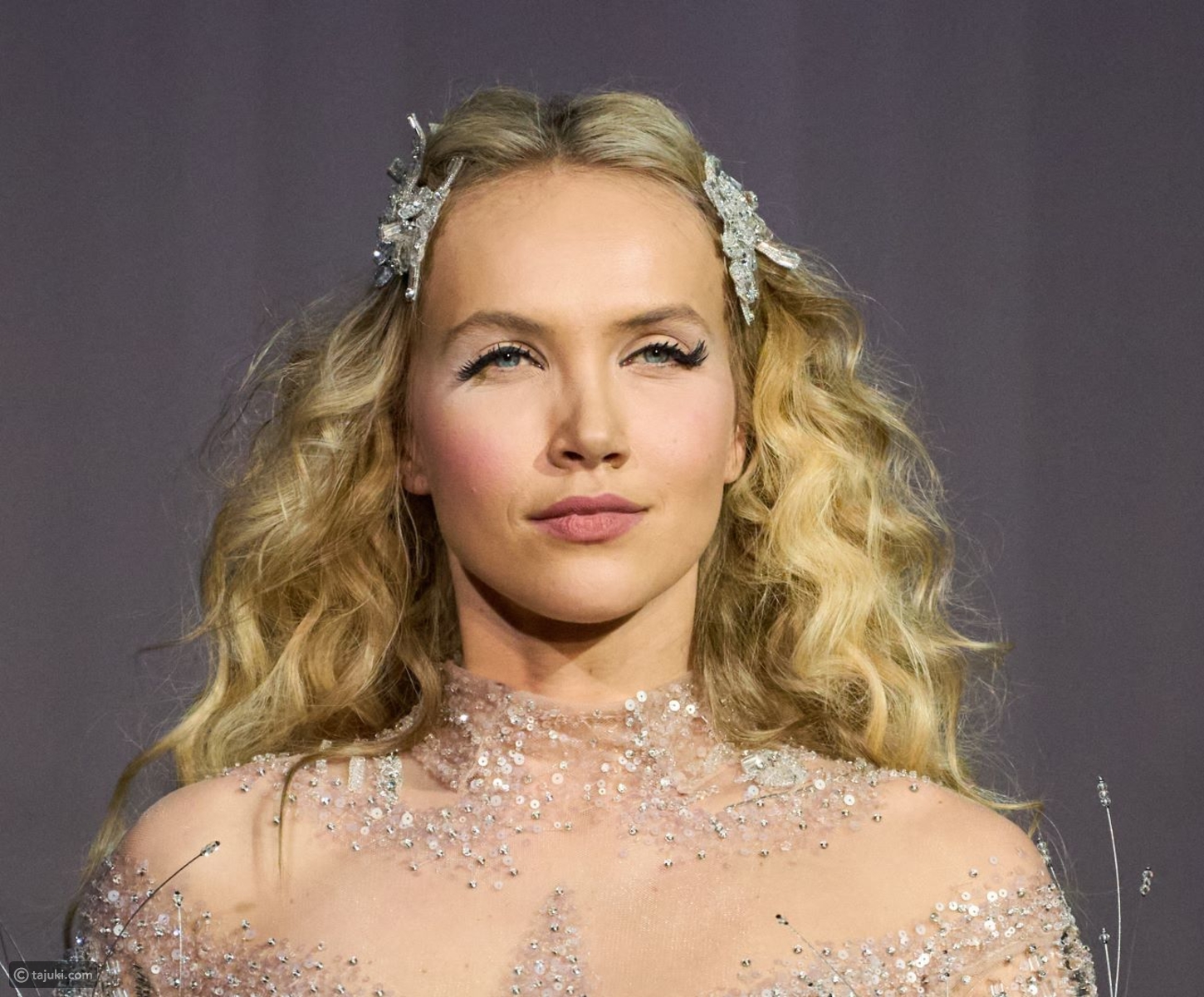 شعر مموج واسع مع إكسسوار فضي على جانبي الرأس