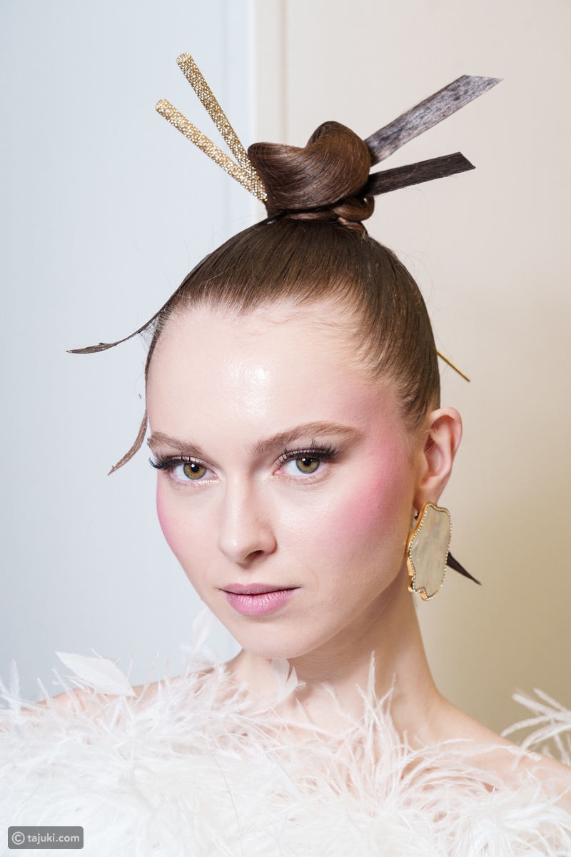 الكعكة أعلى الرأس مع عيدان شعر ياباني