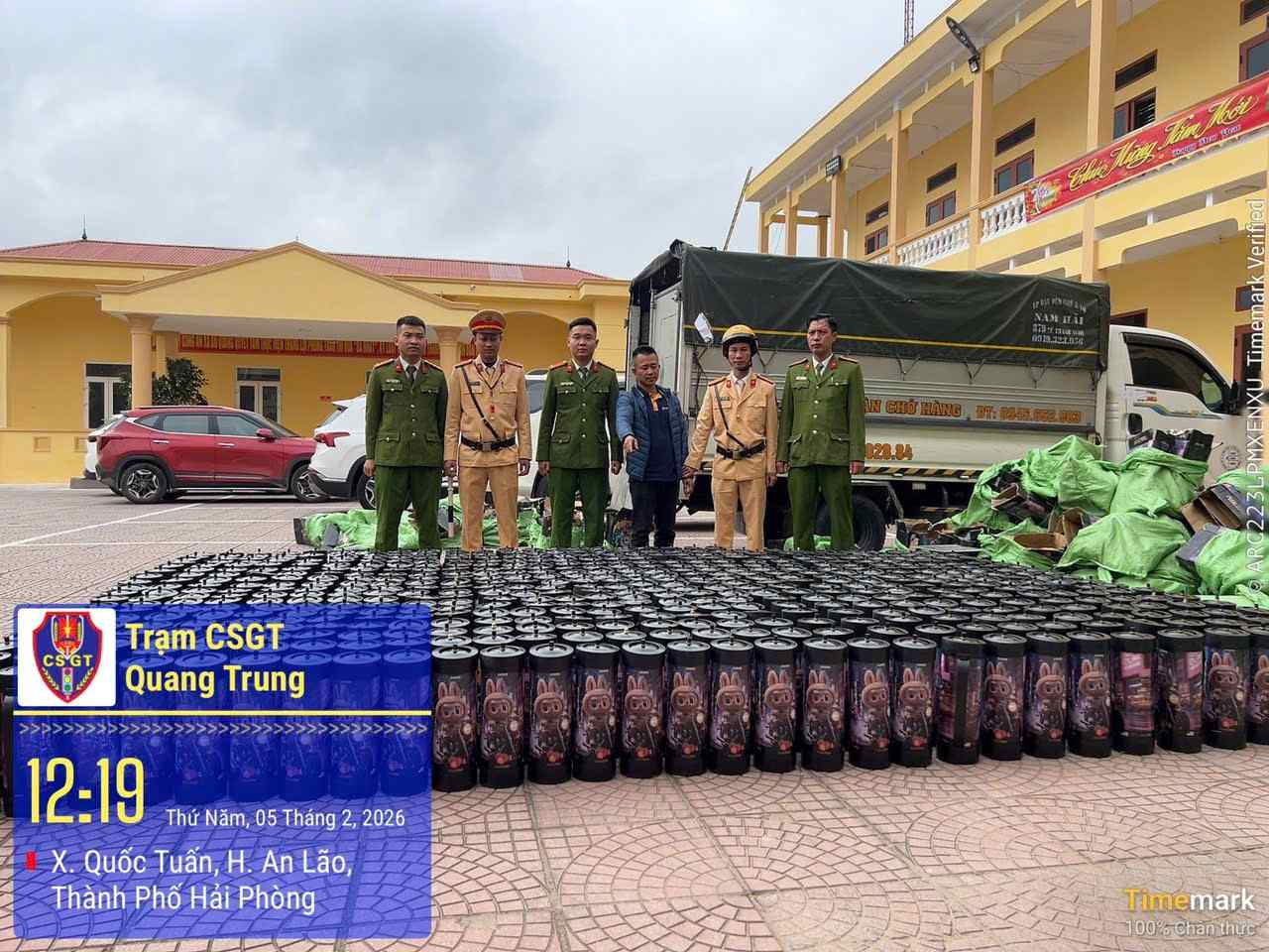 CSGT Hải Phòng bắt quả tang xe vận chuyển số lượng lớn bình nghi khí cười