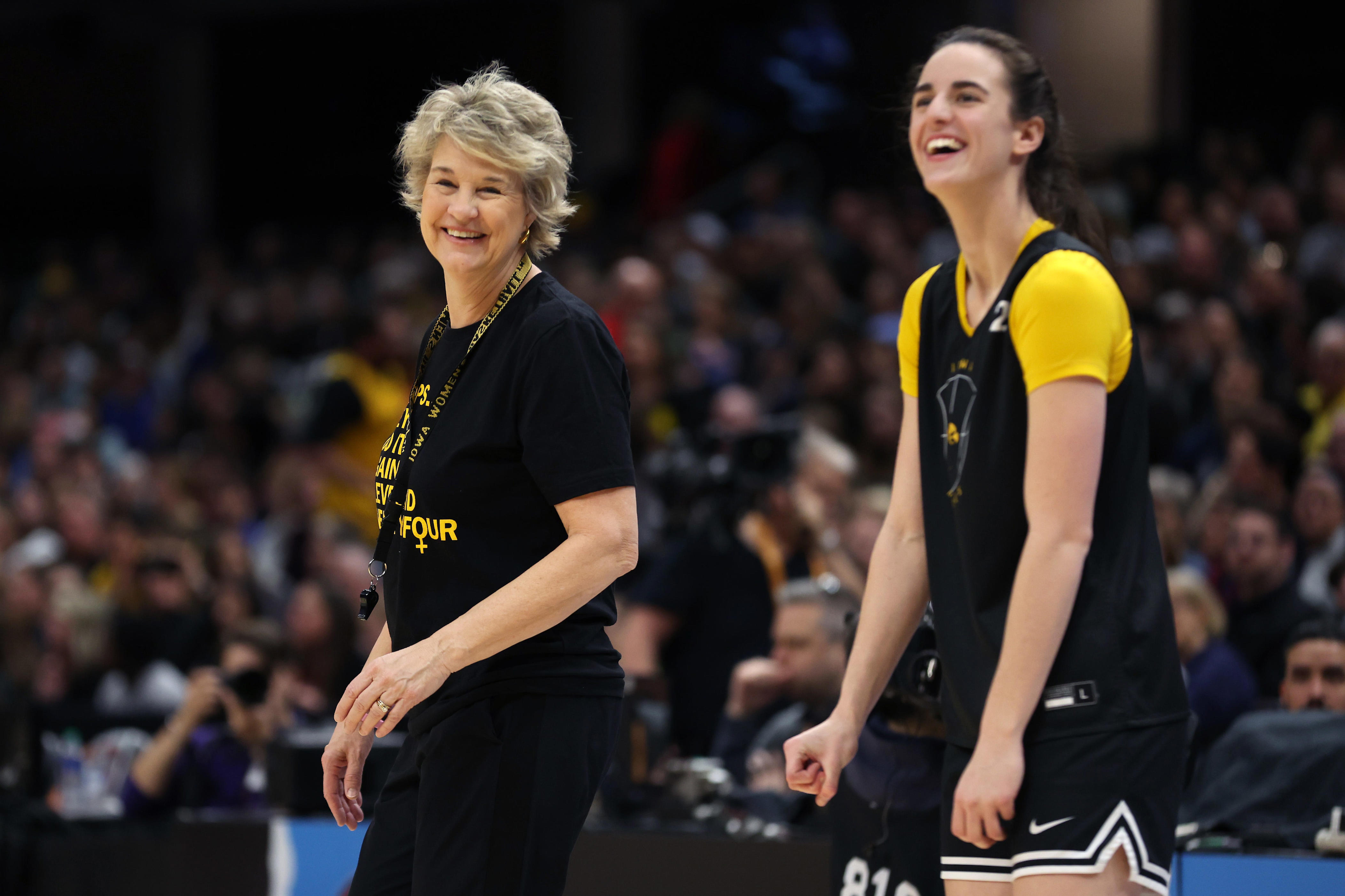 Iowa women's basketball legend receives Joe Lapchick Character Award