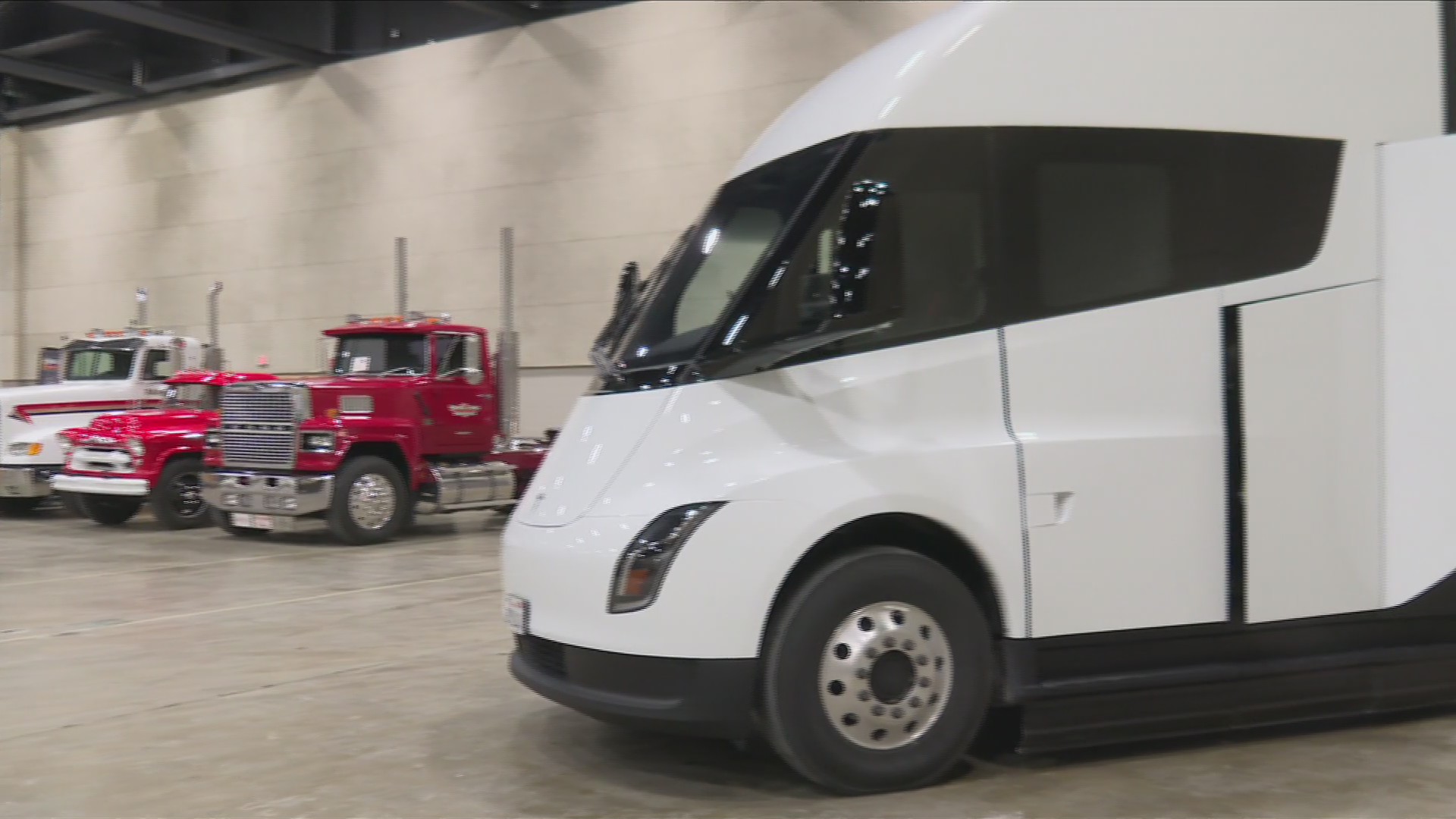 Midwest Truck and Trailer Show hosts Tesla’s new fully electric semi-truck