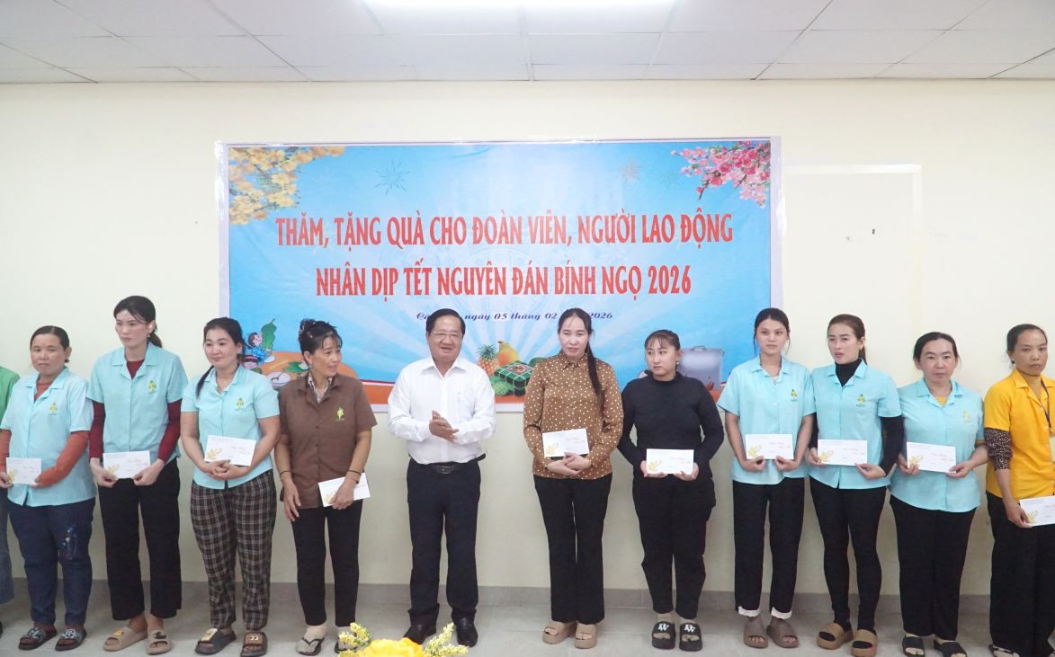 Trao 166 suất quà Tết cho công nhân Công ty Pinetree