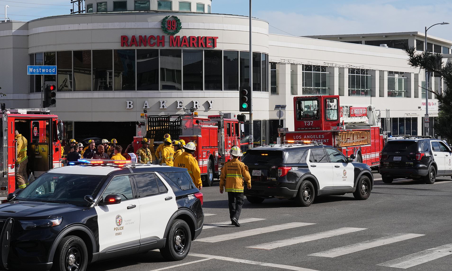 Chaos as 3 killed and 7 injured after car crashes into busy Los Angeles ...
