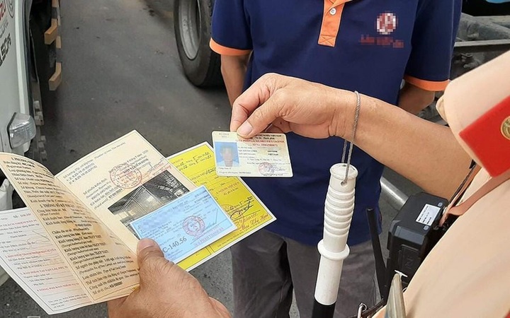 Quên mang giấy tờ khi lái ô tô, xe máy, làm sao để không bị phạt tiền?