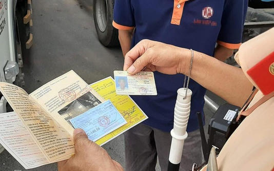 Khi điều khiển phương tiện, người dân có thể xuất trình các loại giấy tờ đã được tích hợp vào tài khoản định danh điện tử trên ứng dụng định danh quốc gia VNeID, ứng dụng giao thông của Bộ Công an VNeTraffic