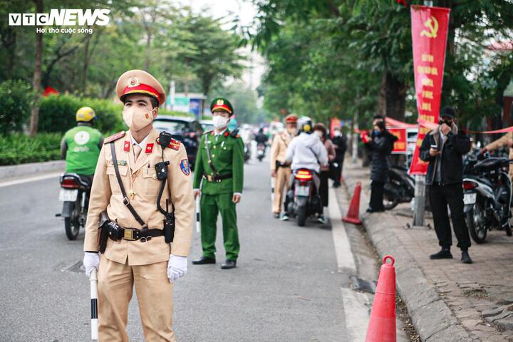 Uống rượu bia rồi dắt xe qua chốt kiểm soát của CSGT có bị phạt?