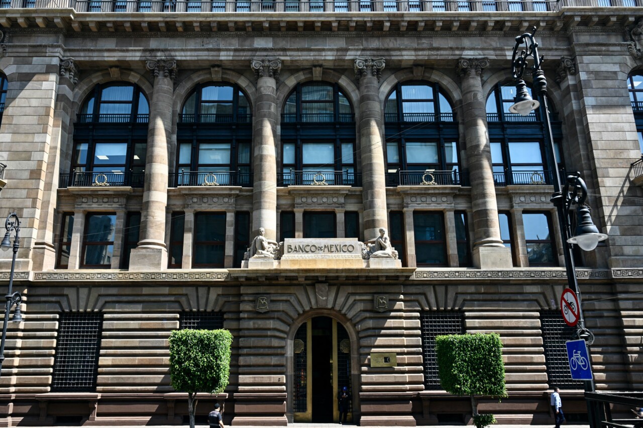 Banxico mete freno y mantiene tasa de interés en 7%