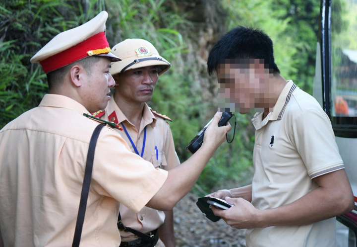 Lực lượng CSGT kiểm tra nồng độ cồn với tài xế điều khiển xe tham gia giao thông. (Ảnh: Báo Thanh niên).