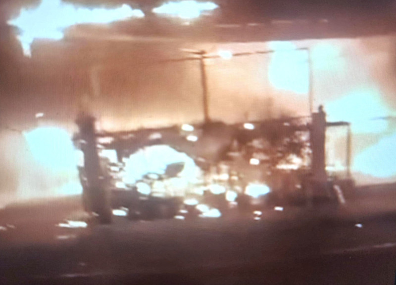 Giải cứu thành công gia đình trong vụ cháy trại hòm tại TPHCM