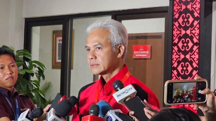 JOKOWI DUKUNG PRABOWO - Ketua DPP PDI Perjuangan (PDIP) Bidang Pemerintahan dan Otonomi Daerah Ganjar Pranowo, merespons soal usulan peningkatan dana partai politik (parpol) yang bersumber dari Anggaran Pendapatan dan Belanja Negara (APBN). Ketua DPP PDI Perjuangan (PDIP), Ganjar Pranowo, enggan menanggapi terlalu jauh mengenai pernyataan Jokowi yang menyatakan dukungan agar Prabowo-Gibran menjabat dua periode. (Tribunnews.com/Chaerul Umam)