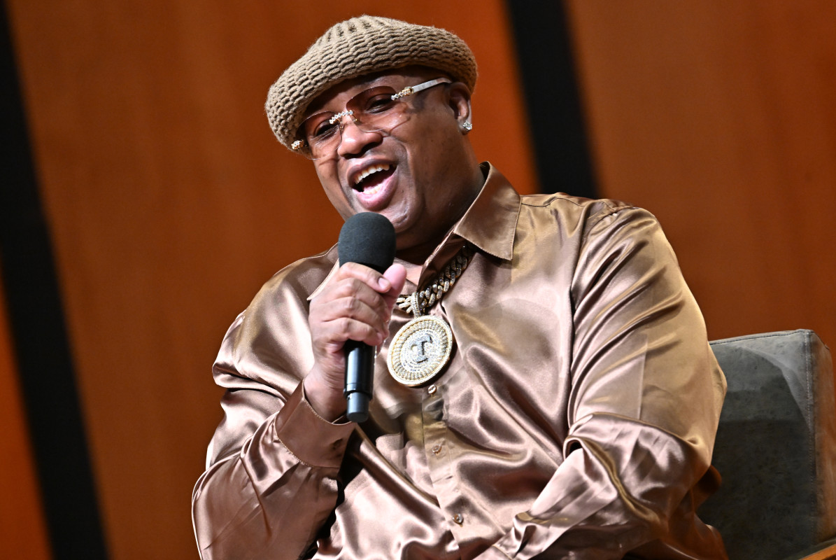 Popular '90s rapper turns heads with performance at NFL Honors
