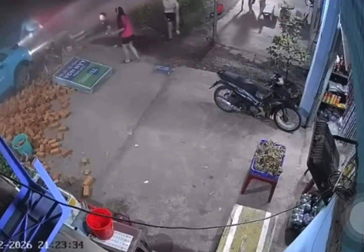 Camera ghi cảnh cứu người bị nạn dưới gầm ô tô, người đàn ông bị tài xế hành hung ở TP.HCM