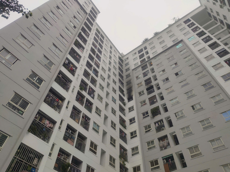 Cháy tại tầng 9 tòa chung cư ở Hà Nội