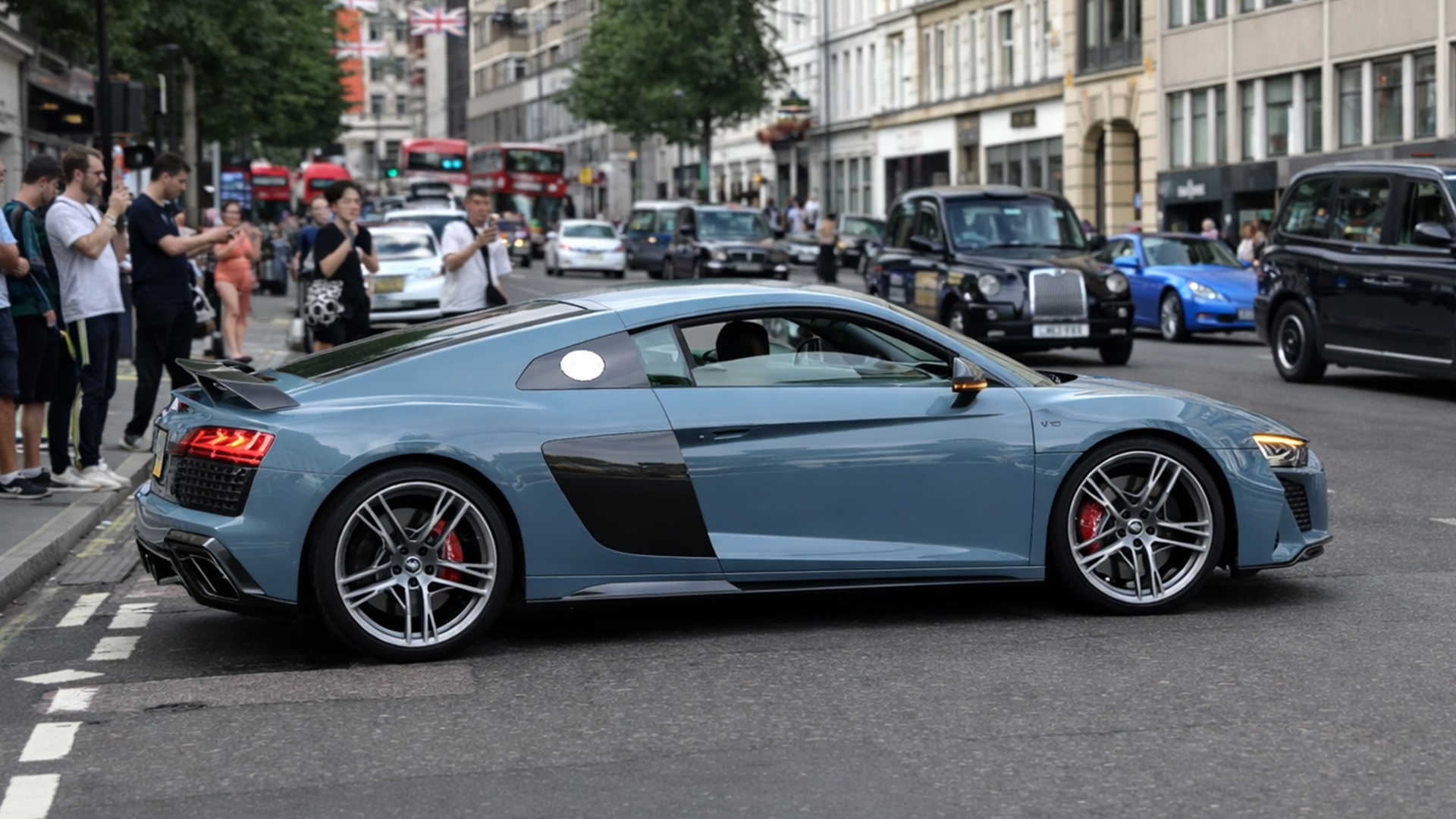 $180.000 Audi R8 rijdt door het centrum van Londen