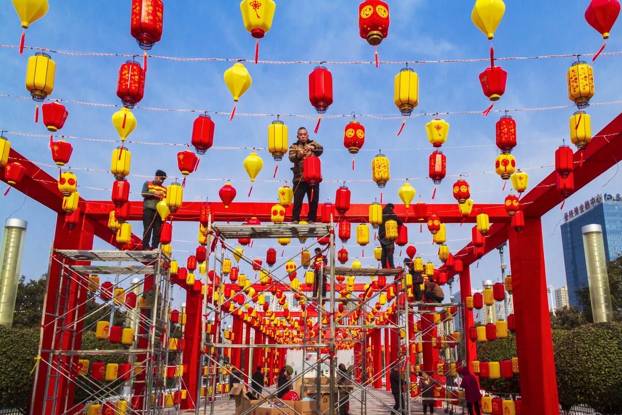 山西运城：挂花灯 过大年