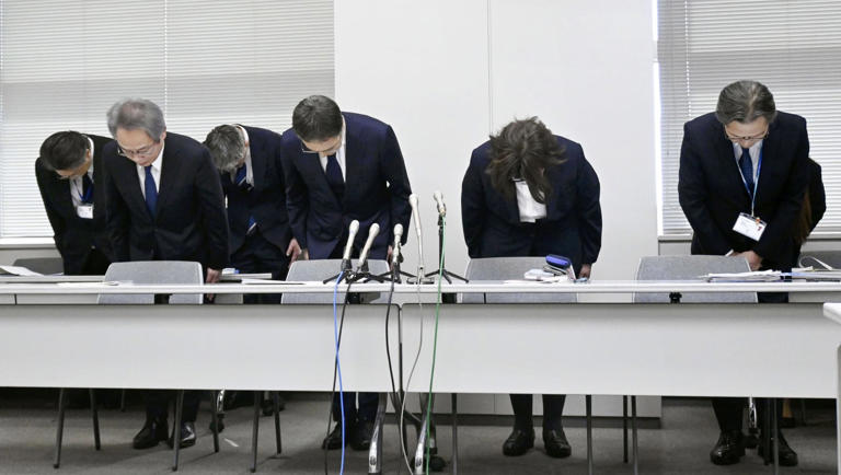 記者会見で謝罪する千葉県がんセンターの加藤厚病院長（右から3人目）ら＝6日午後、千葉市