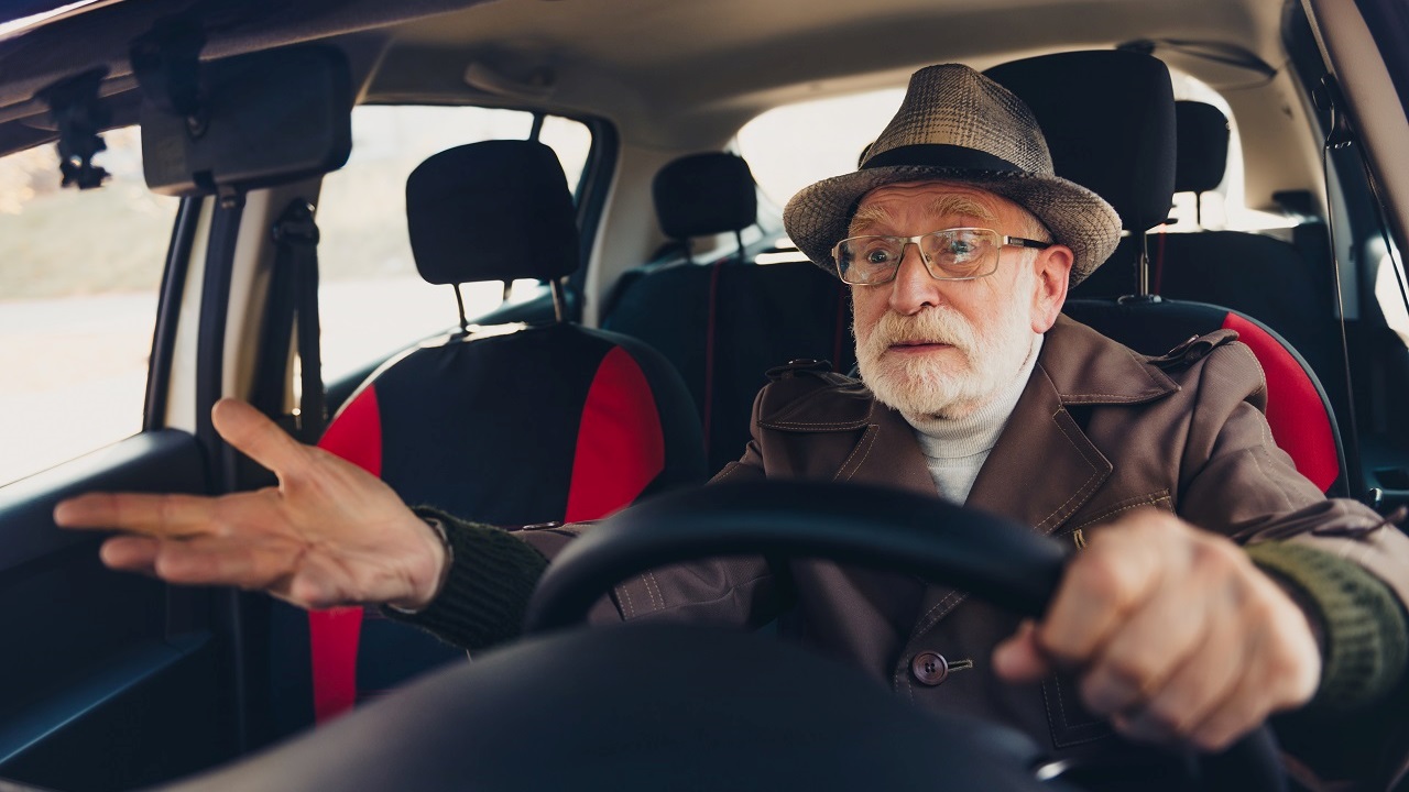 À 70 ans, il roule sans contrôle technique et se fait rattraper par la ...