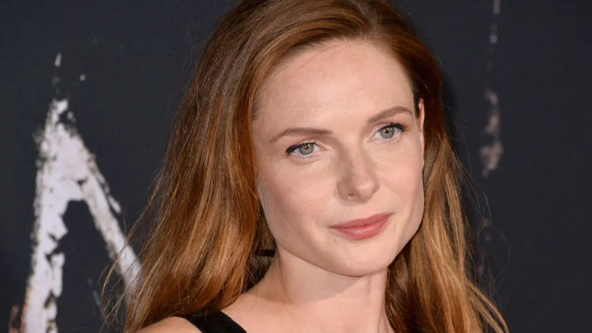 Rebecca Ferguson, 42, leaves little to the imagination in crinkled gold glam at ‘Peaky Blinders: The Immortal Man’ premiere<br>