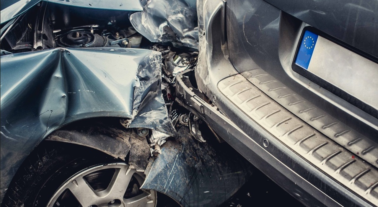 Auto fuori strada nella notte: morti due giovani, di 22 e 24 anni, dopo ...