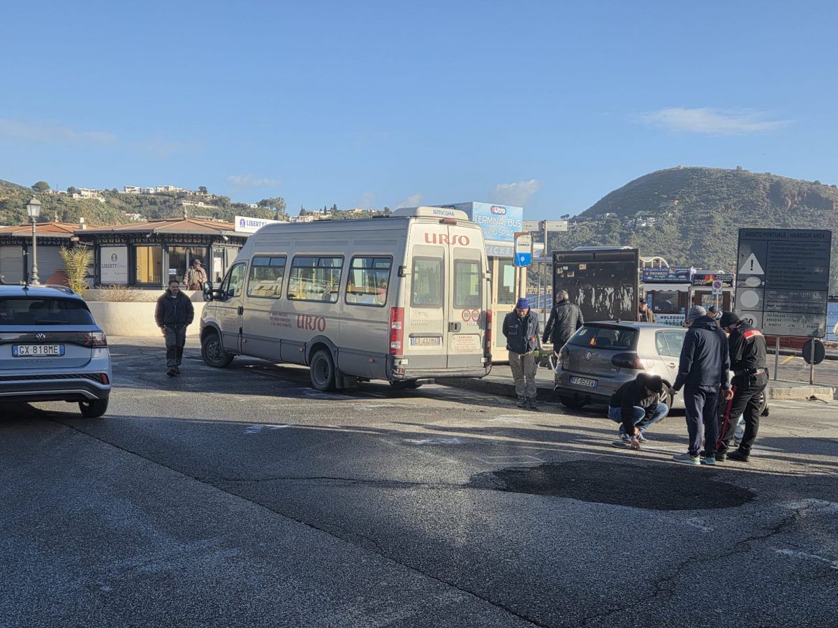 Violento scontro tra auto e moto a Lipari, motociclista in condizioni ...