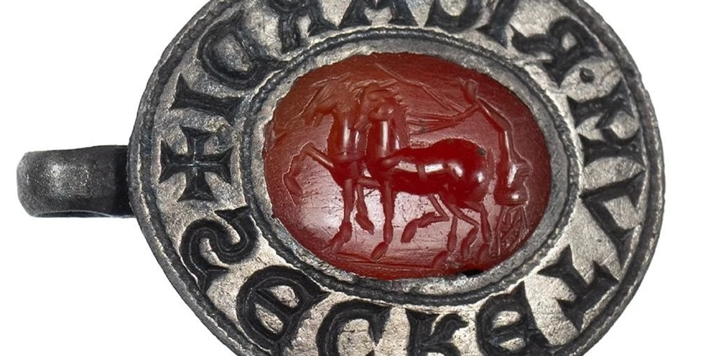 The seal mixes medieval craftsmanship with Roman-era ornamentation, merging two time periods in one design.