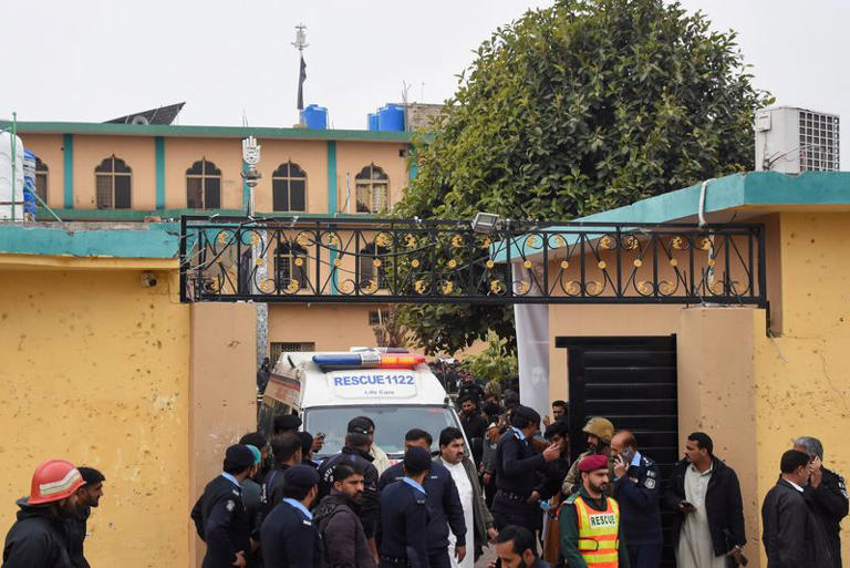 Un atacante suicida mata a 31 personas en una mezquita chií de Pakistán