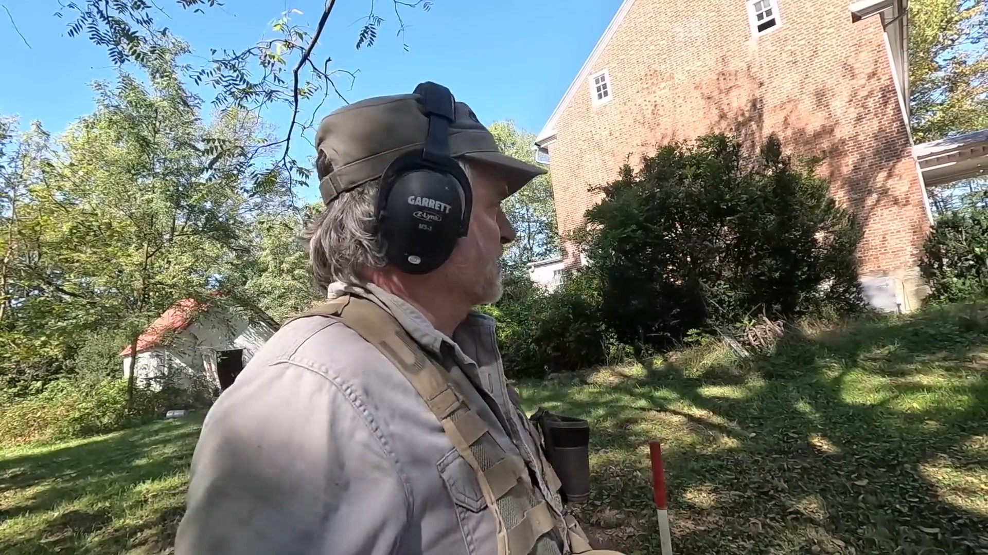 Metal detecting a 1700s house - The ground gave an unnatural signal