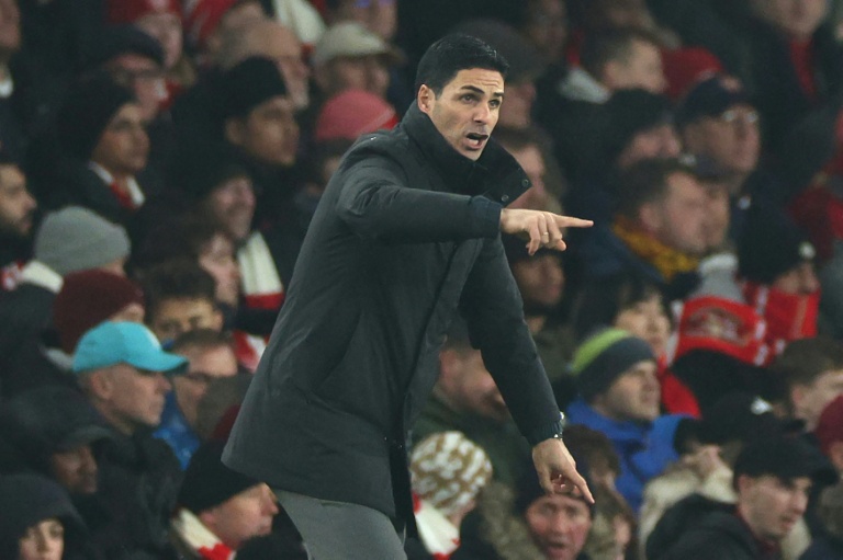 Arteta se disculpa con Rosenior tras la polémica por su falta de respeto