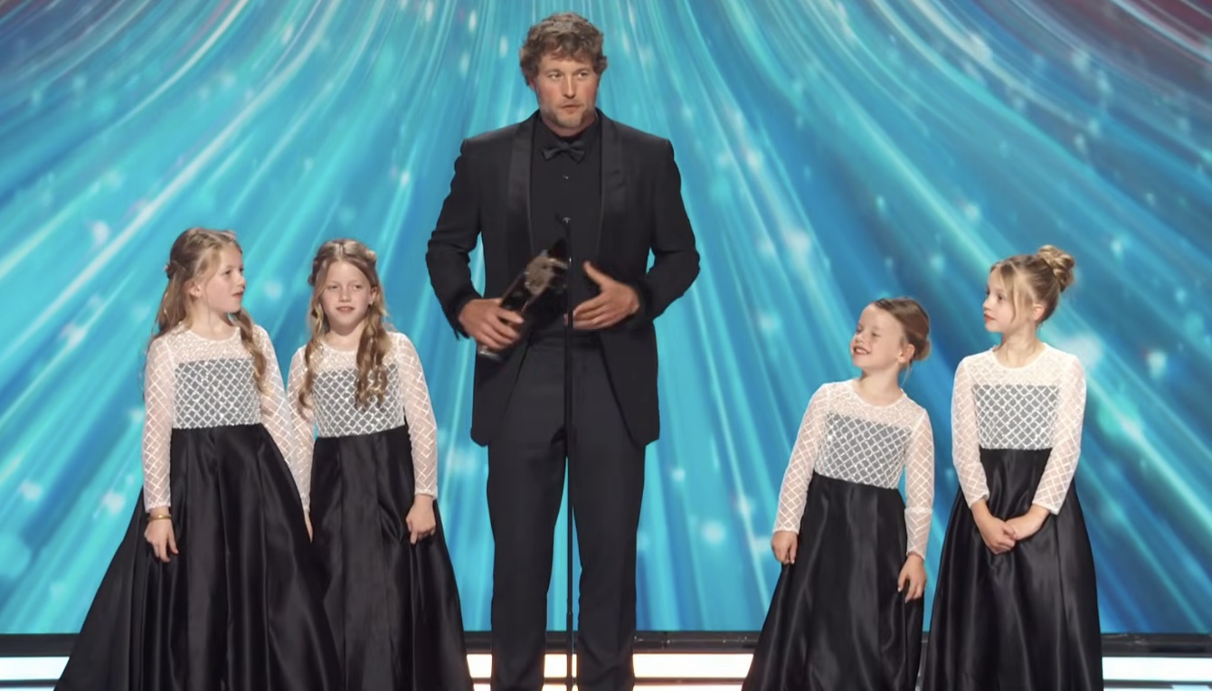 Matthew Stafford’s daughters join him as he receives NFL MVP award