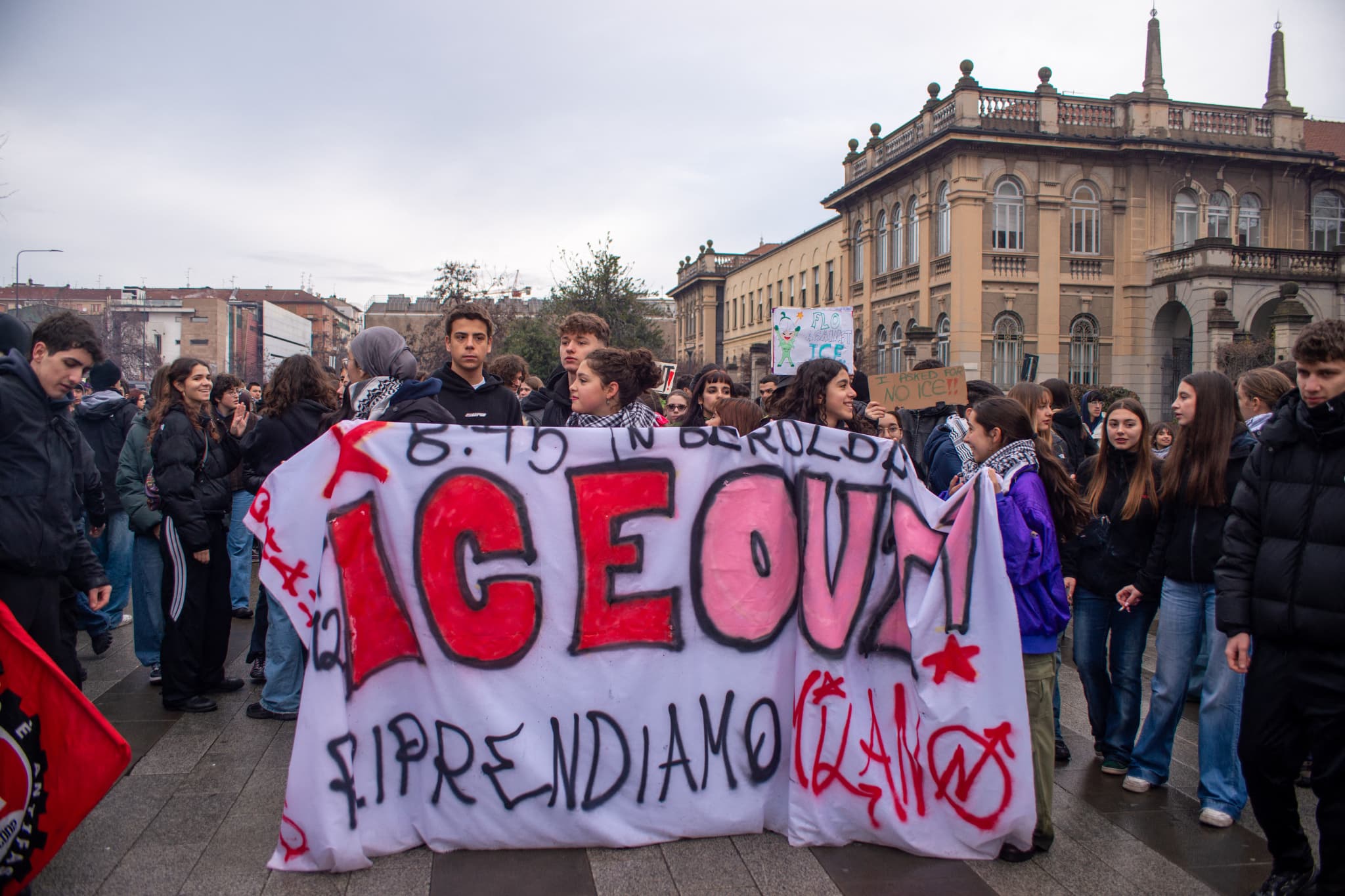 JO 2026 : des centaines de personnes manifestent contre l'ICE avant la ...