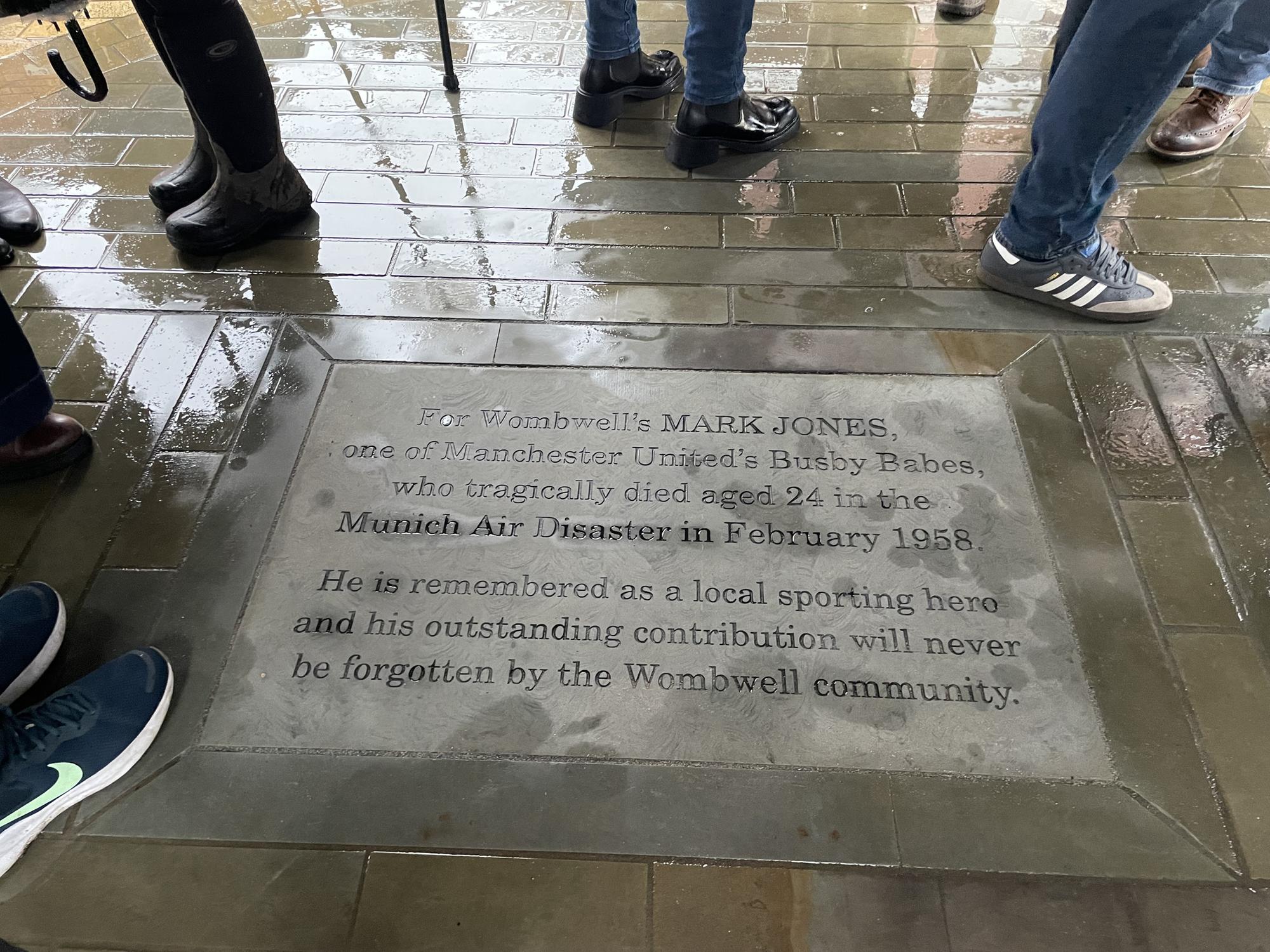 memorial-unveiled-to-honour-busby-babe-mark-jones-on-munich-air