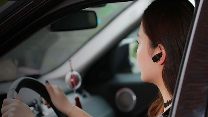 Nghe điện thoại khi lái ô tô bằng tai nghe có bị xử phạt?