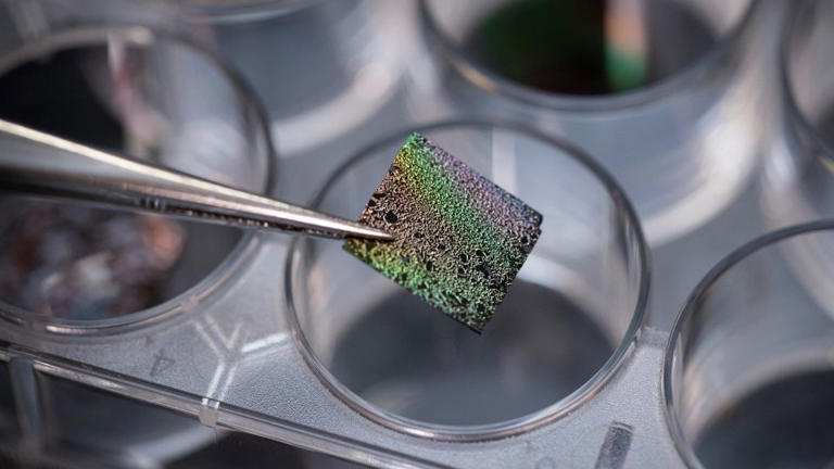 Student makes cosmic dust in a lab, shining a light on the origin of life