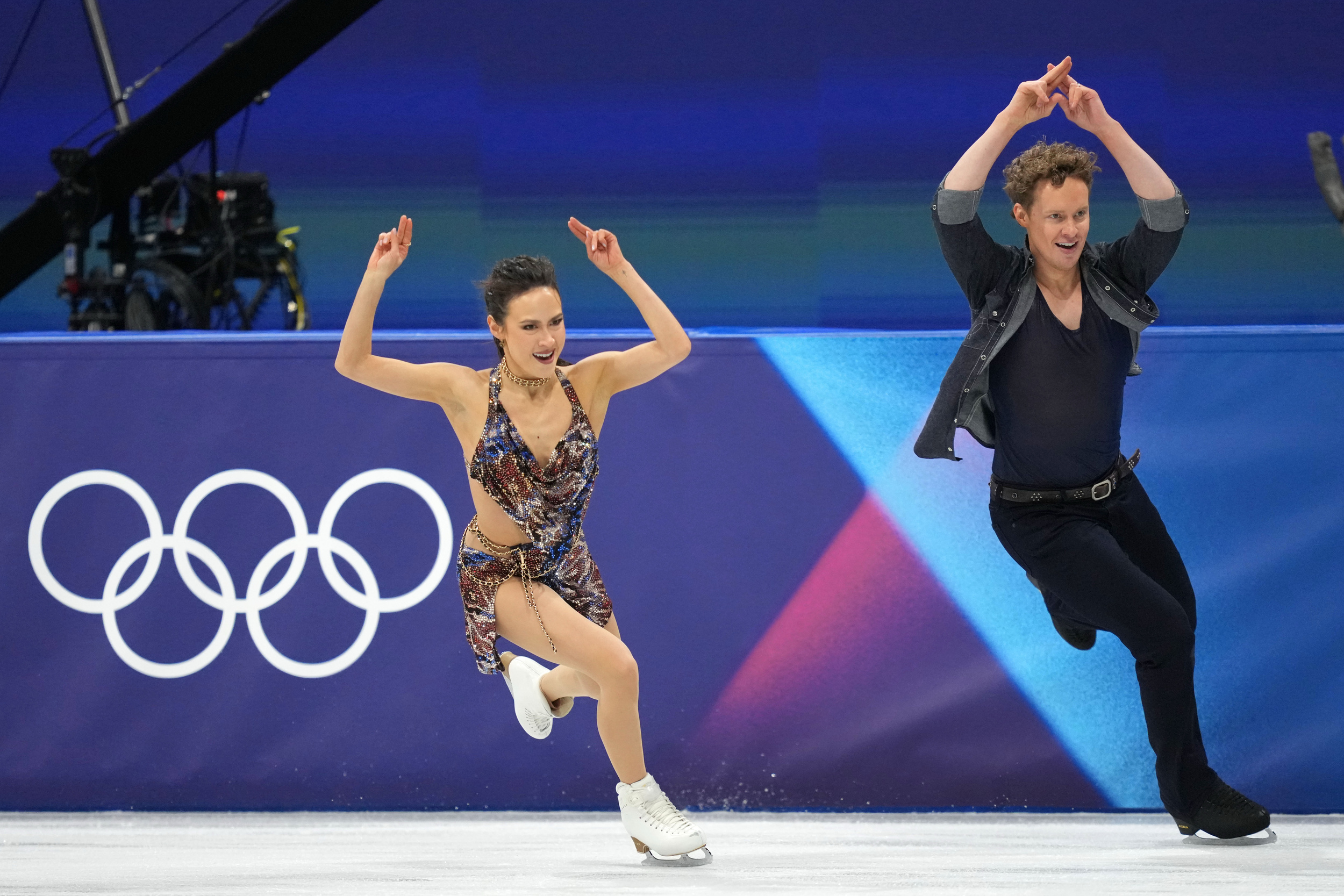 US takes early lead in Olympics team figure skating competition