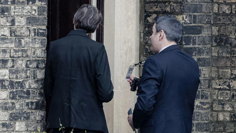 La policía británica registra dos propiedades vinculadas a Peter Mandelson en el contexto de la investigación sobre Epstein.