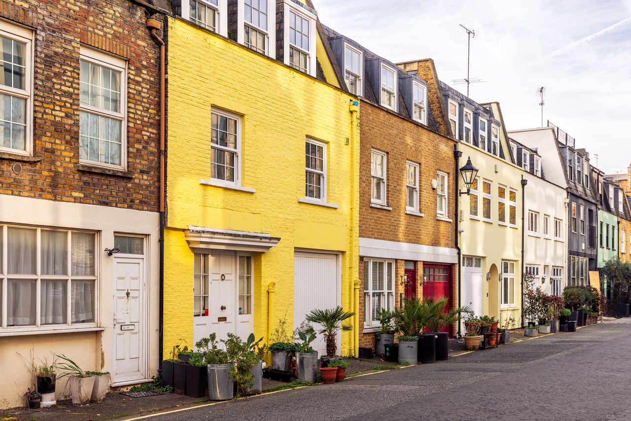 Average UK house price reaches £300,000 for first time, Halifax says