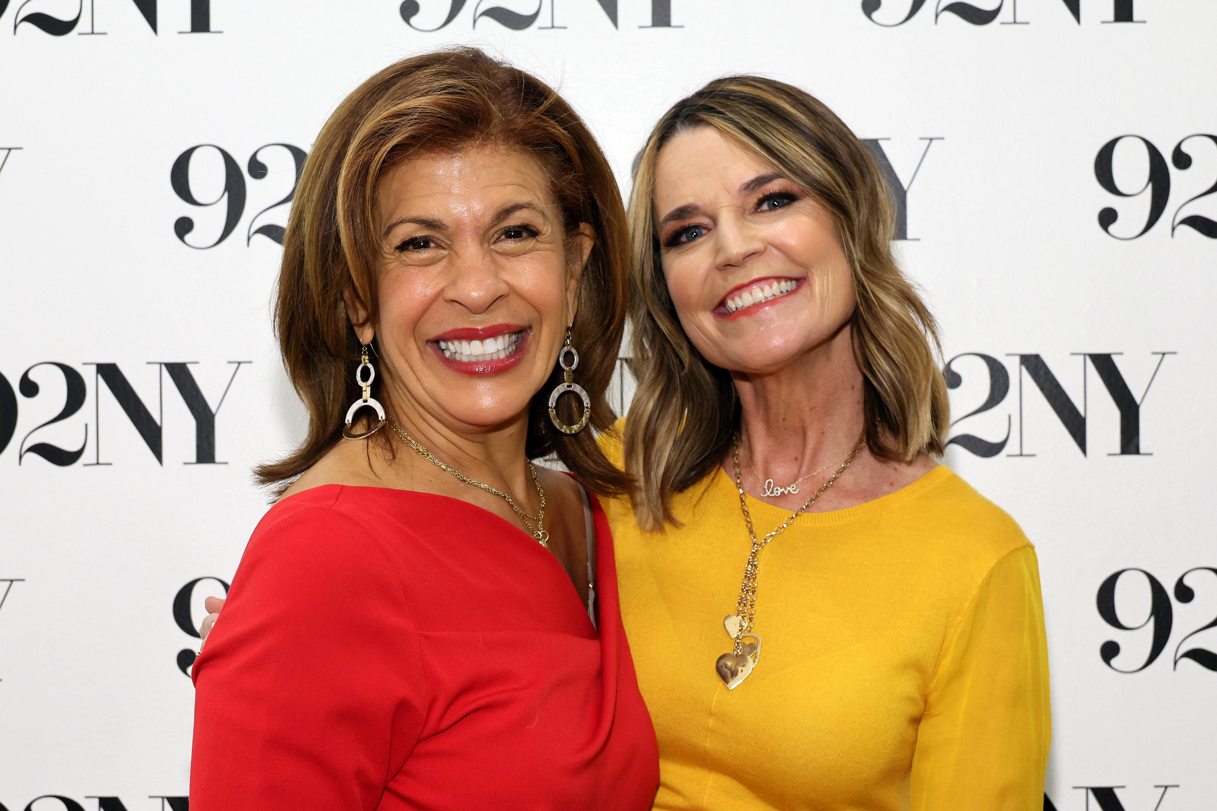 Hoda Kotb se reincorpora a la familia del programa ‘Today’ en apoyo a Savannah Guthrie