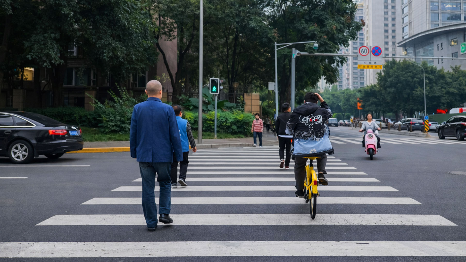 中国・成都の横断歩道を歩く人と自転車利用者の日常