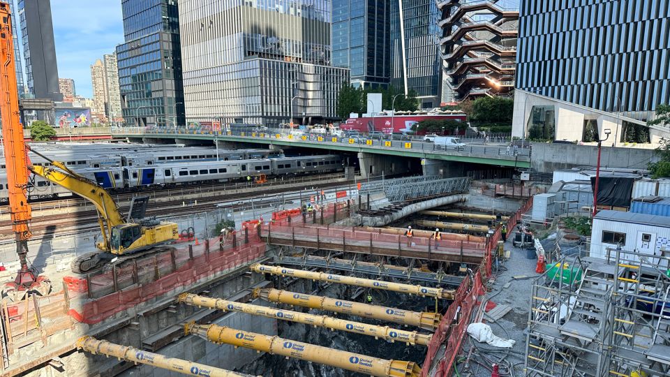Judge orders Trump administration to unfreeze more than $16 billion for NY tunnel project<br><br>