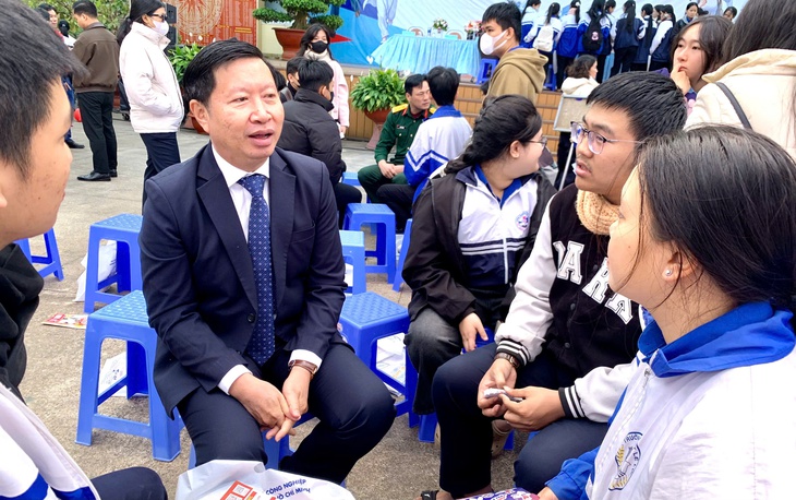 PGS.TS Nguyễn Ngọc Khôi - Trưởng Phòng đào tạo Trường đại học Y Dược TPHCM tư vấn cho học sinh trong chương trình tư vấn tuyển sinh - hướng nghiệp 2026 do báo Tuổi Trẻ tổ chức - Ảnh: TRẦN HUỲNH