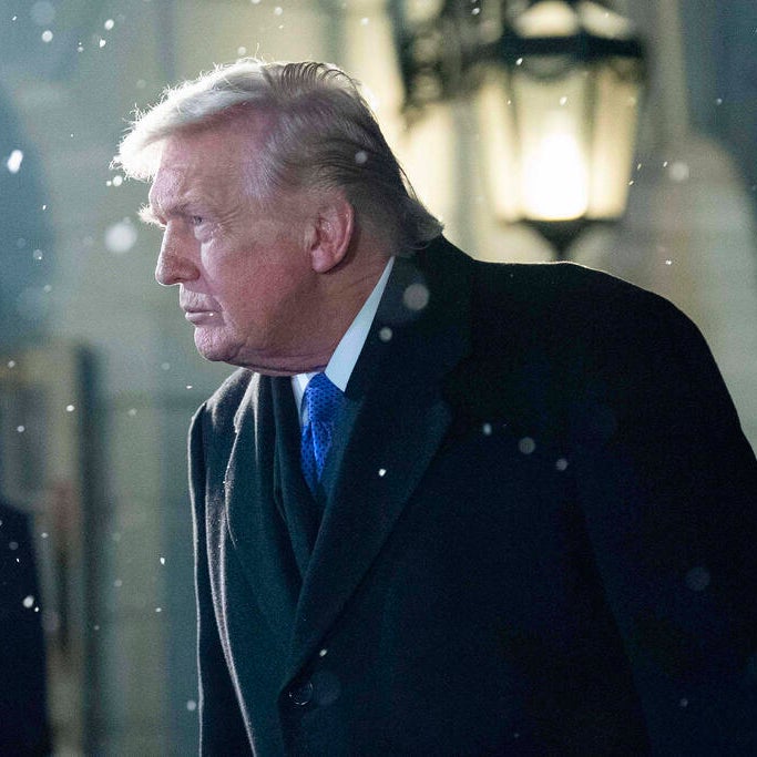 Trump says he "didn't see" image depicting Obamas as apes in social ...