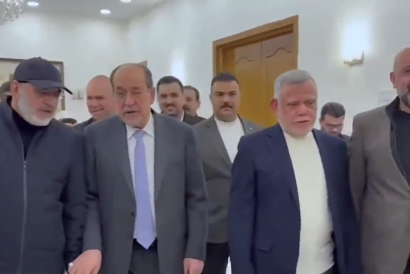 Politisi Irak Nouri al Maliki (berdasi).