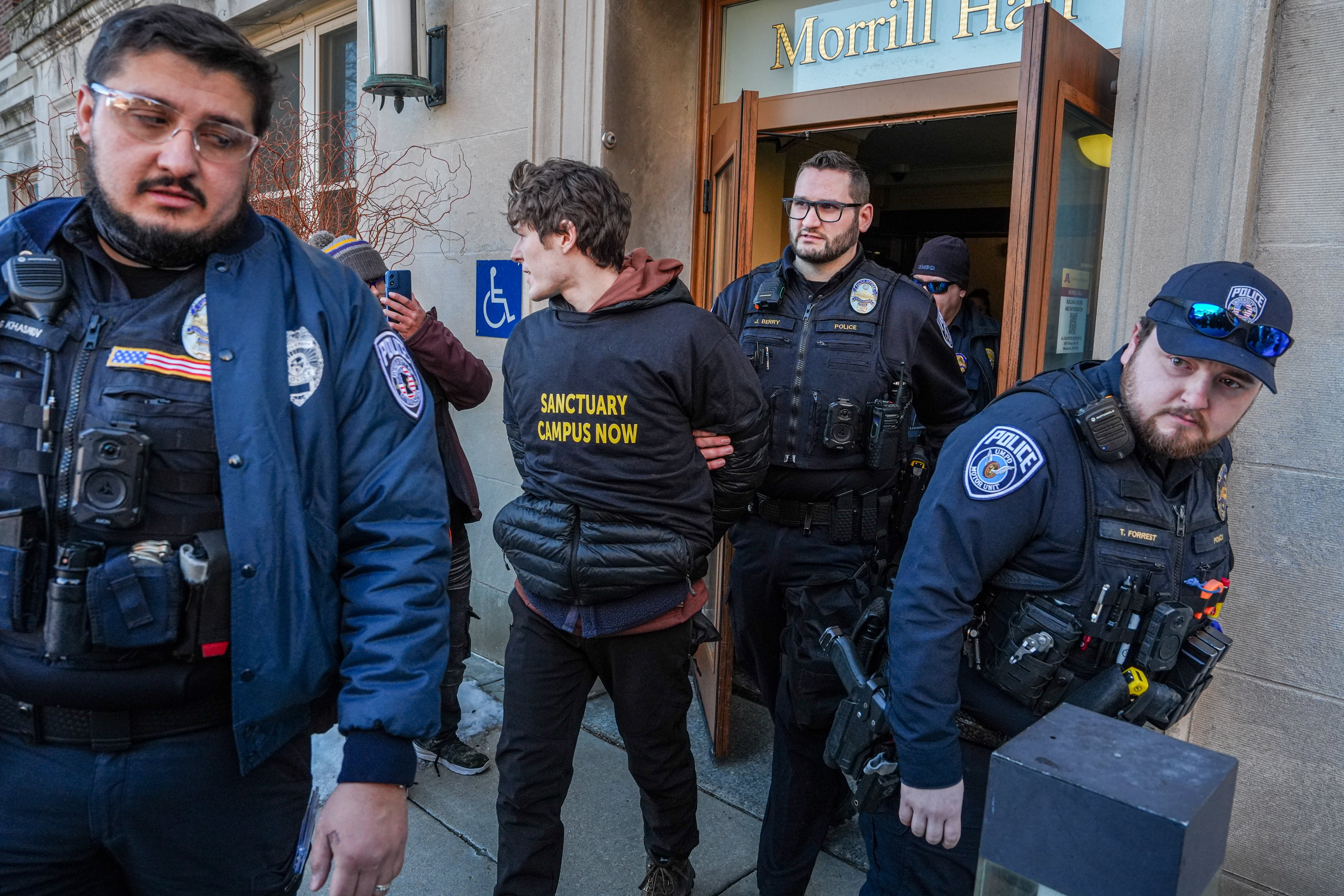 Appeals court backs Trump’s mass detention policy<br>