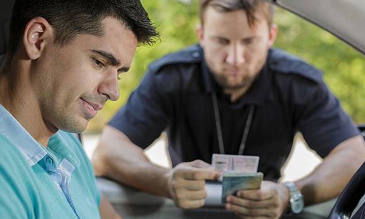 ¿Es legal que un policía te exija la licencia de conducir si no ...