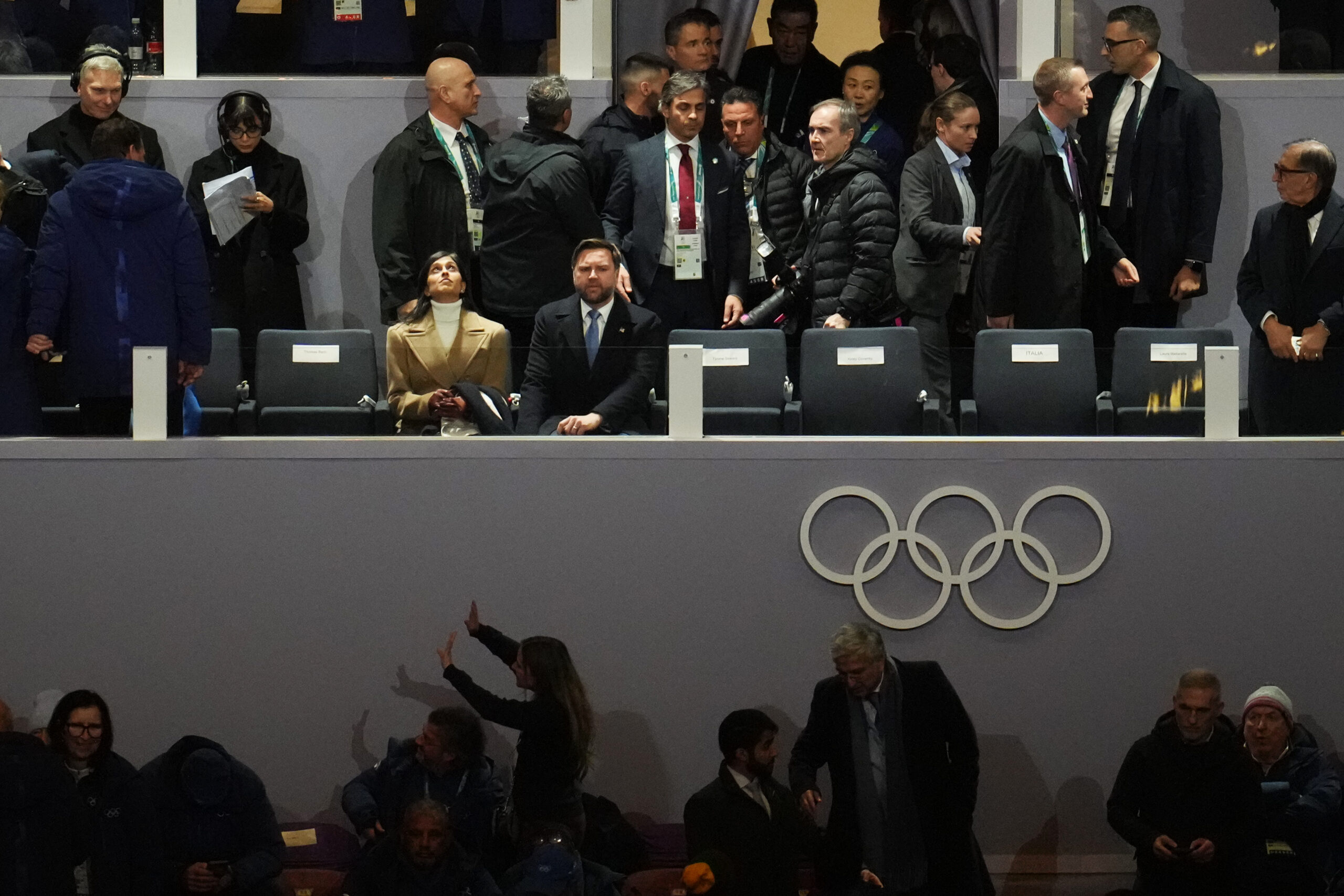 Olimpiadi 2026, ovazione per Ucraina, applausi a Usa ma fischi a Vance e Israele